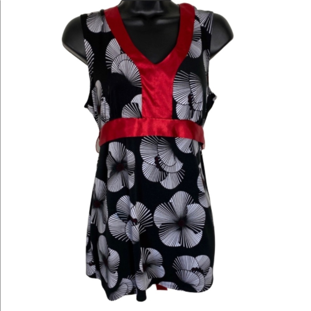Motherhood Maternity Black and White Floral Top Size Small